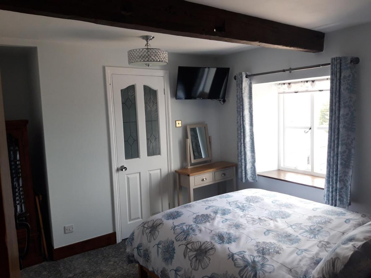 Upper Eyton Farmhouse B&B Alberbury ภายนอก รูปภาพ
