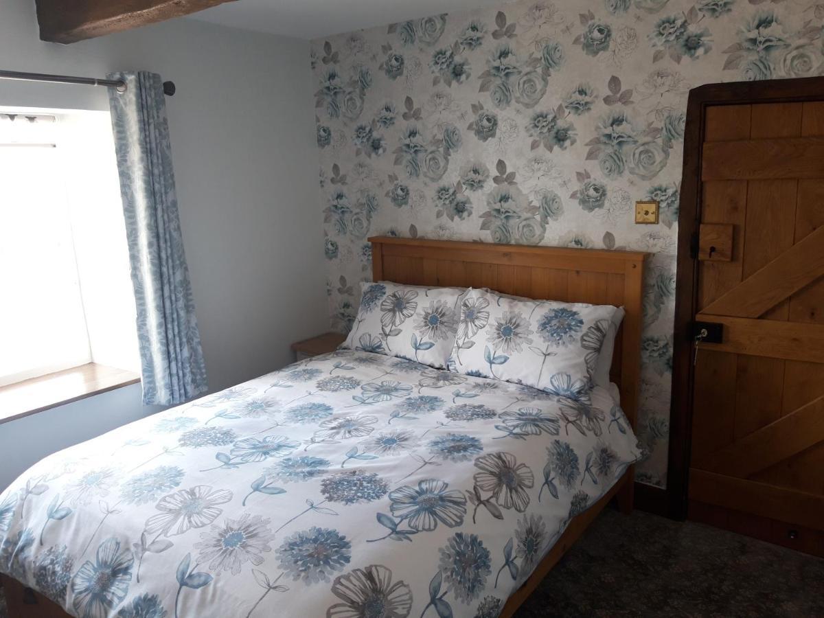 Upper Eyton Farmhouse B&B Alberbury ภายนอก รูปภาพ