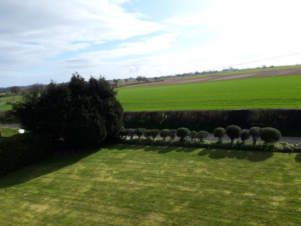 Upper Eyton Farmhouse B&B Alberbury ภายนอก รูปภาพ