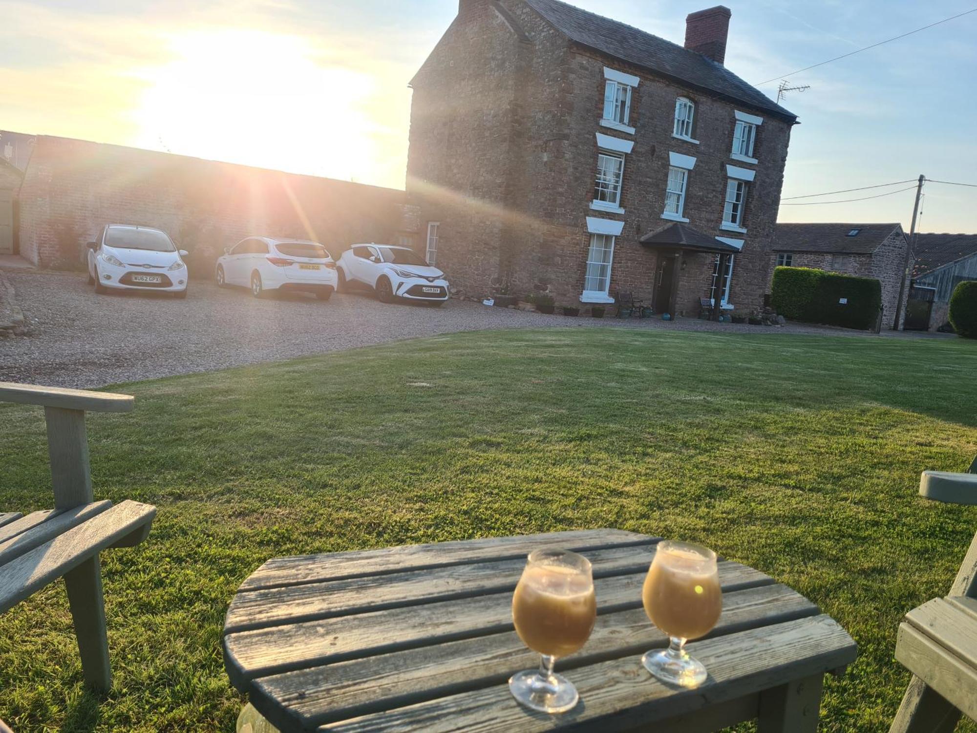Upper Eyton Farmhouse B&B Alberbury ภายนอก รูปภาพ
